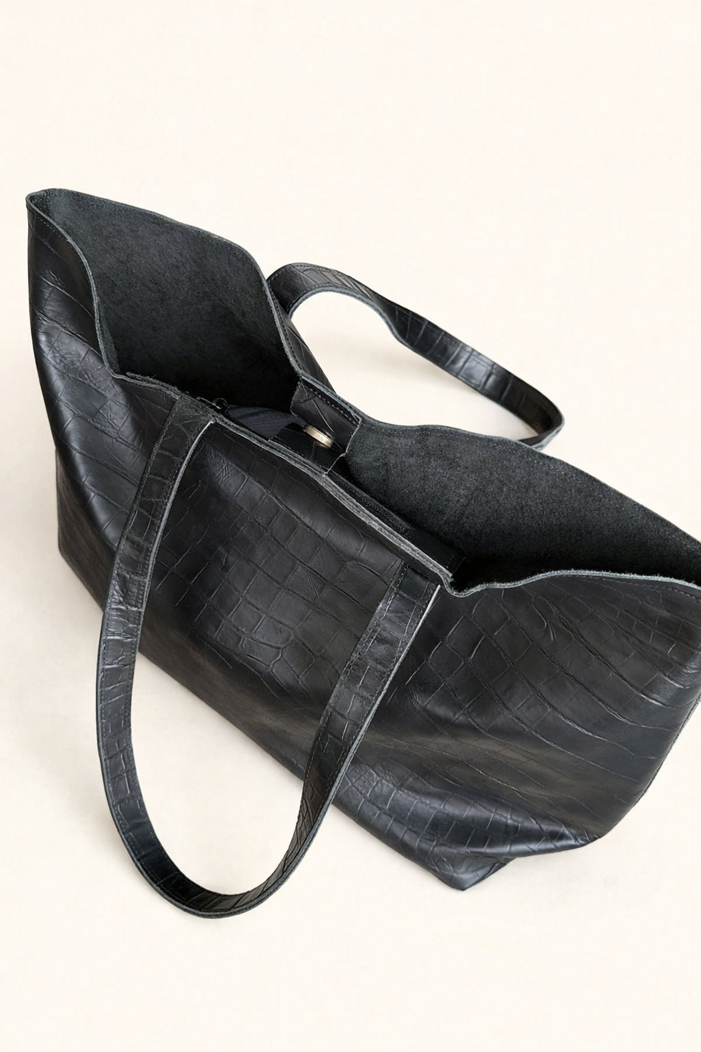 Bethel Tote Bag Black – Handmade Croc-Embossed Ethiopian Leather, Scandinavian Design – Side View – Qoda
